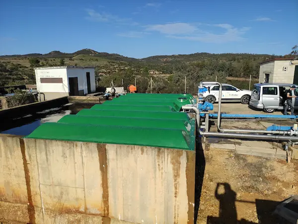 Vista cenital de cubierta modular fabricada con poliéster reinforced con fibra de vidrio (PRFV)